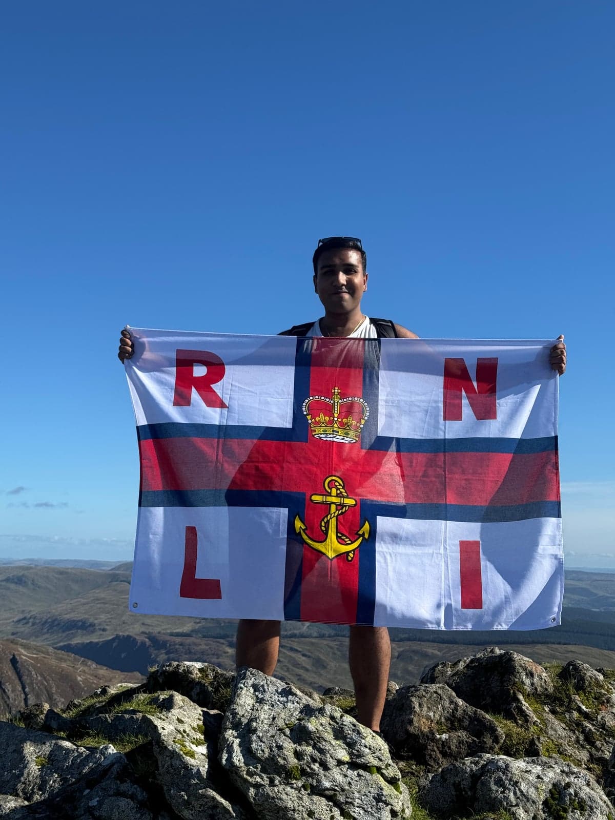 Cynghorydd Aberystwyth yn cwblhau her pedwar brig yr RNLI ac yn codi £948 visual